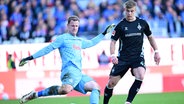 Kiel-Keeper Thomas Dähne (l.) und Bremens Keke Topp © WITTERS/TimGroothuis 
