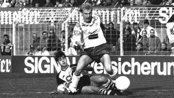 Axel Kruse setzt sich 1990 gegen einen Dortmunder Spieler durch. © imago Foto: imago