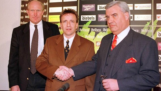 Manager Rolf Rüssmann (l.) und Präsident Wilfried Jacobs (r.) präsentieren den neuen Gladbach-Trainer Norbert Meier © imago/Team 2 