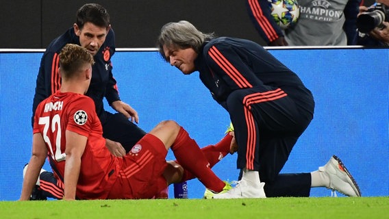 Dr. Müller-Wohlfahrt behandelt Joshua Kimmich vom FC Bayern München © IMAGO / Jan Huebner 