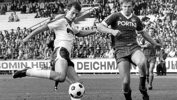 Bremens Frank Neubarth (l.) beim Torschuss © dpa-Sportreport Foto: Schilling