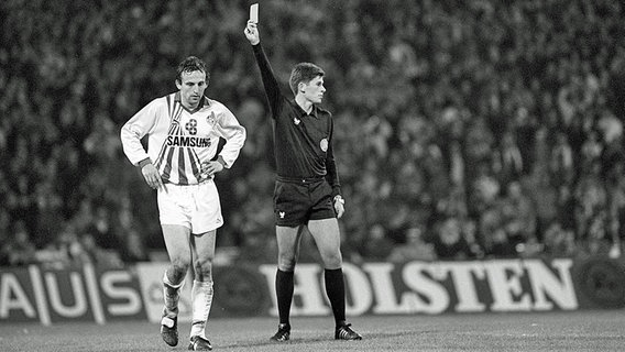 Schiedrichter Markus Merk zeigt Frank Ordenewitz im Pokalhalbfinale 1991 die Rote Karte. © picture-alliance/ dpa Foto: Achim Scheidemann