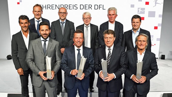 Claudio Pizarro von Werder Bremen (vorn links) bei der Auszeichnung mit dem Ehrenpreis der Deutschen Fußball Liga. © dpa-Bildfunk Foto: Witters/DFL/dpa