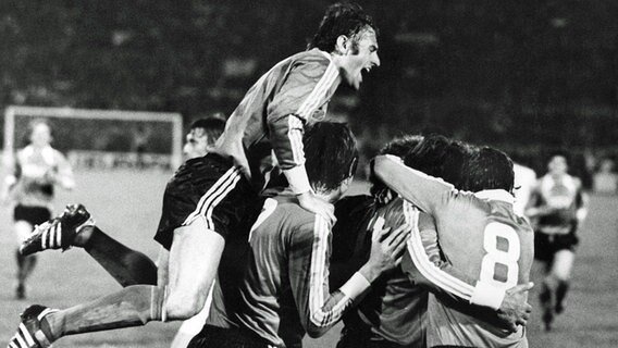 Willi Reimann obenauf: Jubel über den Finalsieg im Europapokal der Pokalsieger 1977 (2:0 gegen den RSC Anderlecht) © picture-alliance / dpa Foto: dpa
