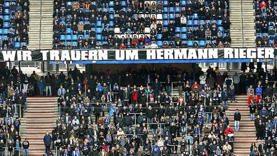 Trauergäste bei der Gedenkfeier für den verstorbenen Hermann Rieger. © dpa - Bildfunk Foto: Axel Heimken