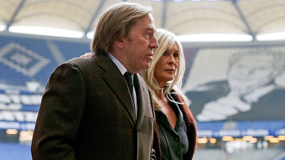 Der ehemalige HSV-Manager Günter Netzer (l.) und seine Ehefrau Elvira bei der Gedenkfeier für den verstorbenen Hermann Rieger. © dpa - Bildfunk Foto: Axel Heimken