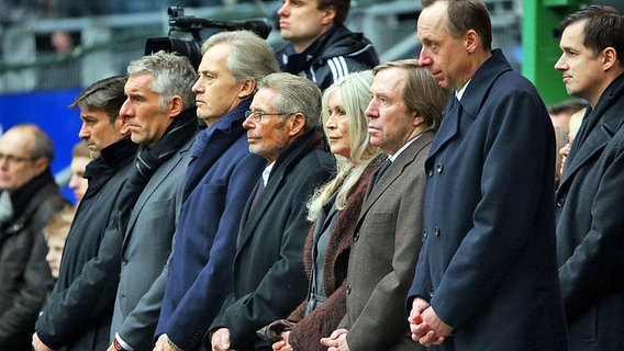 Trauergäste bei der Gedenkfeier für den verstorbenen Hermann Rieger. © dpa - Bildfunk Foto: Axel Heimken