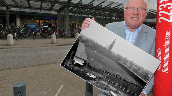 Uwe Seeler auf Erinnerungstour: Das HSV-Idol an der Stelle, wo bis 1997 das Rothenbaumstadion stand. © Witters Foto: Valeria Witters