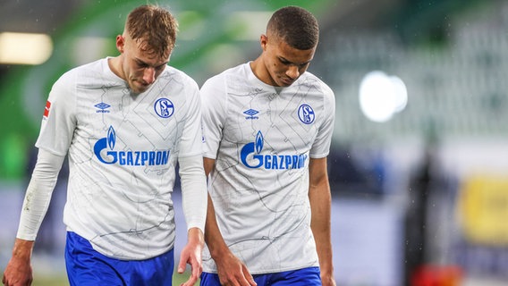 Schalkes Timo Becker (l.) und Malik Thiaw sind enttäuscht. © IMAGO / RHR-Foto 