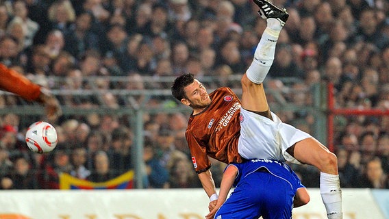 St. Paulis Fabian Boll (oben) wird von Schalkes Kyriakos Papadopoulos unterlaufen. © dpa 