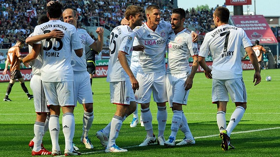 Die Spieler von Bayern München jubeln. © dpa 