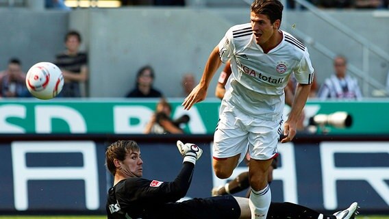 Bayerns Mario Gomez (r.) trifft gegen St. Paulis Torwart Matthias Kessler. © dpa 