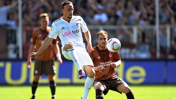 Bayerns Franck Ribery (l.) und St. Paulis Matthias Lehmann kämpfen um den Ball. © dpa 