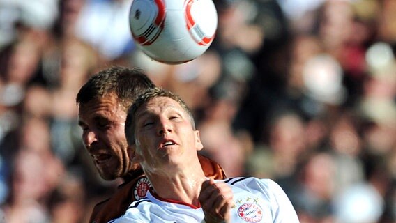 Bayerns Bastian Schweinsteiger (r.) und St. Paulis Markus Thorandt kämpfen um den Ball. © dpa 