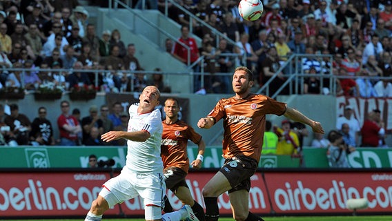 Bayerns Arjen Robben (l.) kämpft mit St. Paulis Markus Thorandt um den Ball. © dpa 