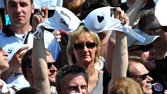 St. Paulis Fans halten einen BH zum Abschied von Holger Stanislawski hoch. © dpa 