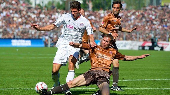 Bayerns Mario Gomez (l.) kämpft mit St. Paulis Markus Thorandt um den Ball. © dpa 