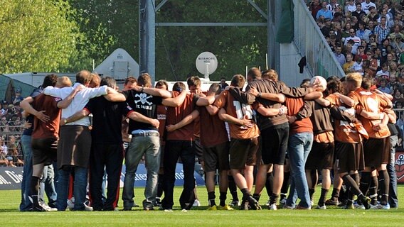St. Paulis Spieler stehen im Kreis. © dpa 