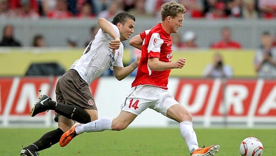 Der Mainzer Andre Schürrle (r.) und der Hamburger Dennis Daube versuchen an den Ball zu kommen. © dpa 