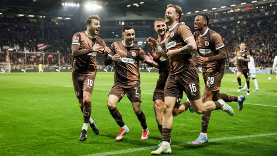 St. Paulis Spieler bejubeln einen Treffer © picture alliance Foto: Christian Charisius