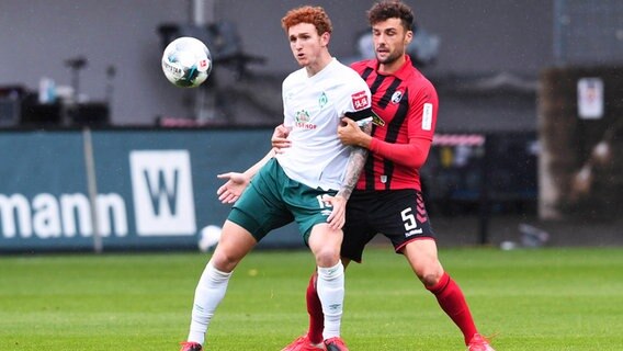 Bremens Josh Sargent  links) im Zweikampf gegen Freiburgs Manuel Gulde (rechts) © gumzmedia/nordphoto/Kokenge/Pressefoto Ulmer Foto: Markus Ulmer
