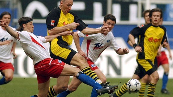 Tomas Ujfalusi (HSV, l.) im Duell mit Dortmunds Sturm-Hünen Jan Koller. © dpa Foto: Carmen Jaspersen