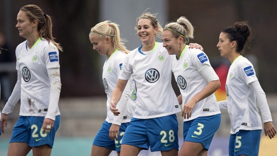 Die Frauen des VfL Wolfsburg feiern einen Treffer. © picture alliance Foto: Beautiful Sports/ N. Ivan