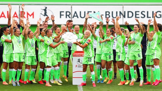Die Spielerinnen des VfL Wolfsburg bejubeln die deutsche Meisterschaft mit der Schale. © imago images / regios24 