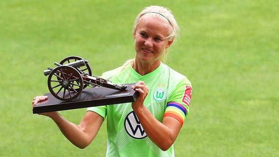 Wolfsburgs Pernille Harder mit der "Torjäger-Kanone" © imago images / regios24 