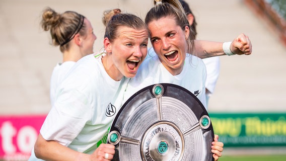 Wolfsburgs Alexandra Popp (l.) und Sandra Starke bejubeln die Deutsche Meisterschaft. © picture alliance/dpa | Christian Modla 