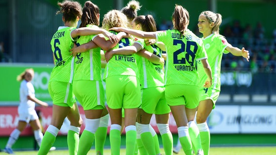 Wolfsburgs Spielerinnen bejubeln einen Treffer. © WITTERS Foto: LeonieHorky