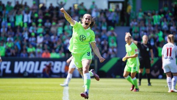 Wolfsburgs Anna Blässe bejubelt einen Treffer. © IMAGO / Sports Press Photo 