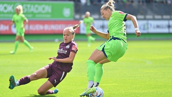 Wolfsburgs Alexandra Popp (r.) und Essens Beke Sterner kämpfen um den Ball. © IMAGO / foto2press 