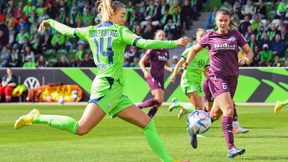 Wolfsburgs Jill Roord zieht gegen Essen ab. © IMAGO / Lobeca 