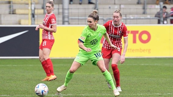 Wolfsburgs Svenja Huth (l.) und Freiburgs Janina Minge kämpfen um den Ball. © IMAGO / Eibner 