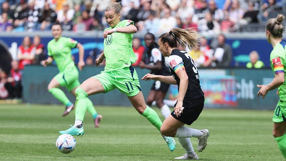 Wolfsburgs Alexandra Popp (l.) und Frankfurts Tanja Pawollek kämpfen um den Ball. © IMAGO / HMB-Media 