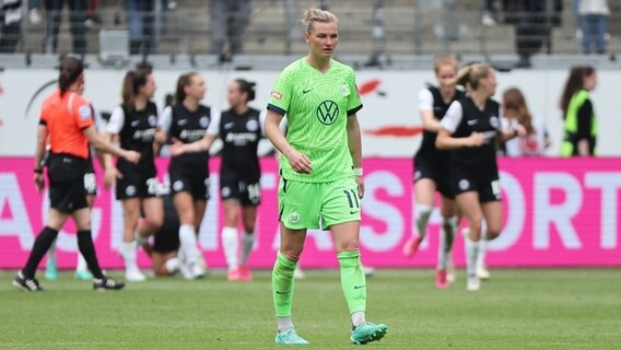 Wolfsburgs Alexandra Popp ist enttäuscht. © IMAGO / HMB-Media 