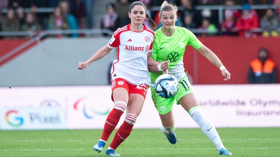 Wolfsburgs Alexandra Popp (r.) und Münchens Sarah Zadrazil kämpfen um den Ball. © IMAGO / Eibner 