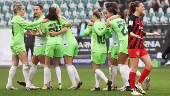 Wolfsburgs Spielerinnen bejubeln einen Treffer. © IMAGO / regios24 