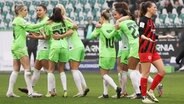Wolfsburgs Spielerinnen bejubeln einen Treffer. © IMAGO / regios24 