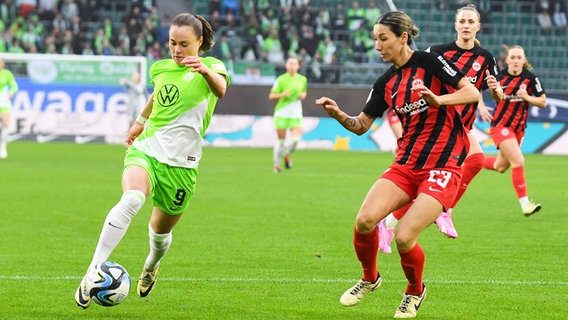 Wolfsburgs Ewa Pajor (l.) und Frankfurts Sara Doorsoun kämpfen um den Ball. © IMAGO / Lobeca 