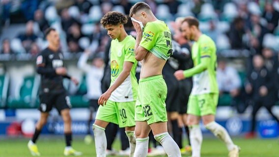 Wolfsburgs Yannick Gerhardt (r.) und Kevin Paredes sind enttäuscht. © IMAGO / Eibner 