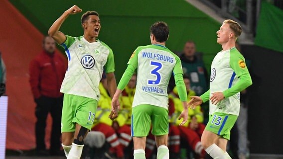 Wolfsburgs Felix Udokhai (l.) bejubelt seinen Treffer gemeinsam mit den Teamkollegen Paul Verhaegh (M.) und Yannick Gerhardt (r.). © dpa - Bildfunk Foto: Peter Steffen