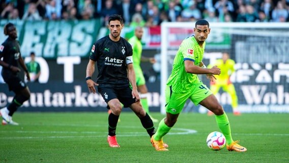 Wolfsburgs Maxence Lacroix (r.) und Gladbachs Lars Stindl kämpfen um den Ball. © IMAGO / Eibner 