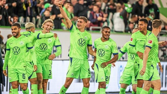 Wolfsburgs Micky van de Ven (M.) und seine Mitspieler bejubeln einen Treffer. © IMAGO / Rene Schulz 