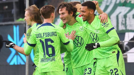 Wolfsburgs Spieler bejubeln einen Treffer. © IMAGO / Hübner 