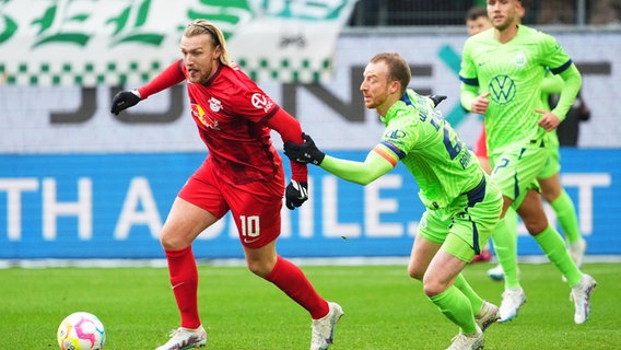 Wolfsburgs Maximilian Arnold (r.) und Leipzigs Emil Forsberg kämpfen um den Ball. © Witters/FrankPeters 