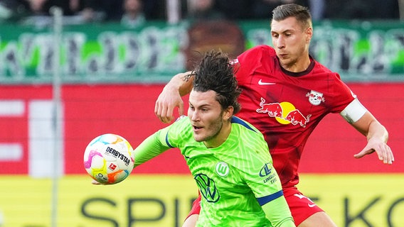 Wolfsburgs Jonas Wind (l.) und Leipzigs Willi Orban kämpfen um den Ball. © Witters/FrankPeters 