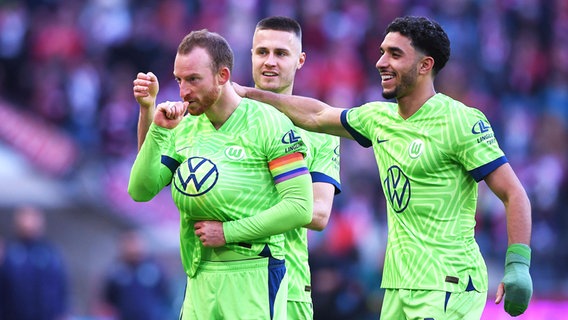 Wolfsburgs Torschütze Maximilian Arnold, Matias Svanberg und Omar Marmoush (v.l.) bejubeln einen Treffer. © IMAGO / Treese 