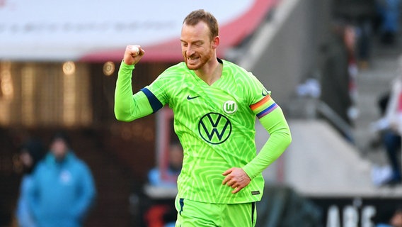Wolfsburgs Torschütze Maximilian Arnold bejubelt einen Treffer. © IMAGO / Uwe Kraft 